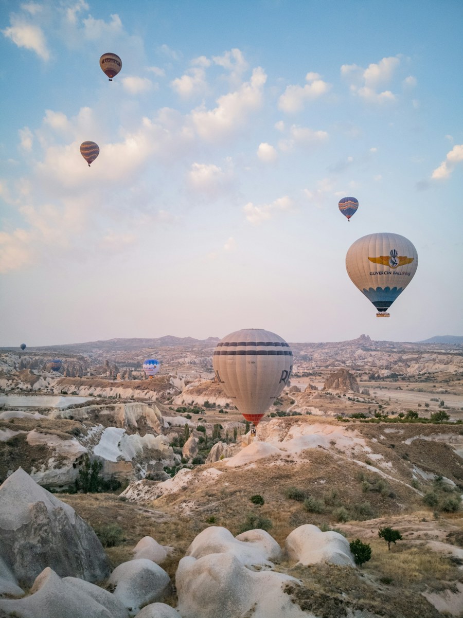 Kapadokya vadileri ve sıcak hava balonları