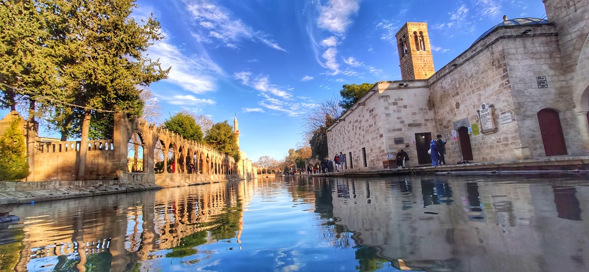 Şanlıurfa Balıklıgöl kıyısı